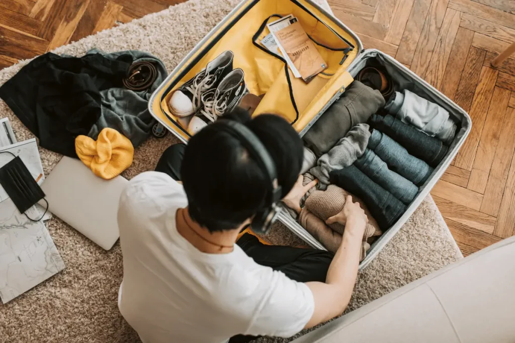 Kleding geordend met packing cubes voor de inpaklijst handbagage backpacken