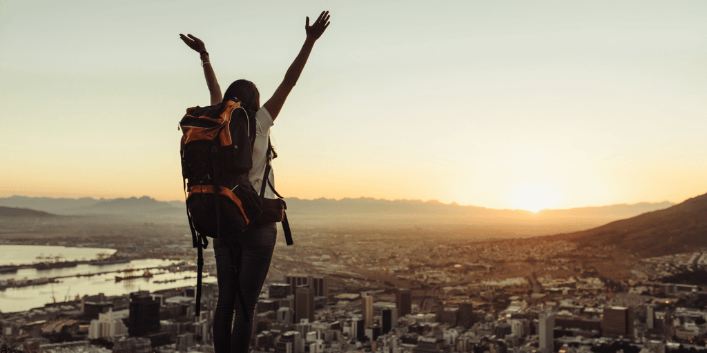 Backpacker op pad met een goedgevulde daypack