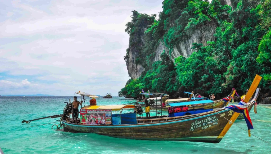 Studenten reizen met boot in Thailand