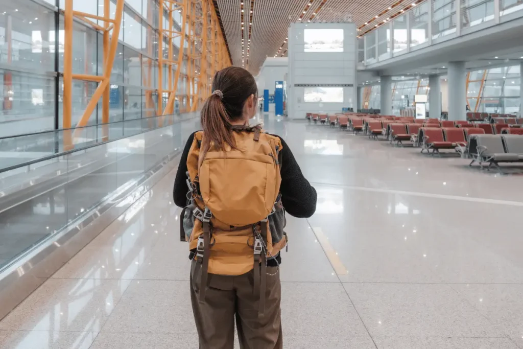 Backpacker met handbagage rugzak op het vliegveld